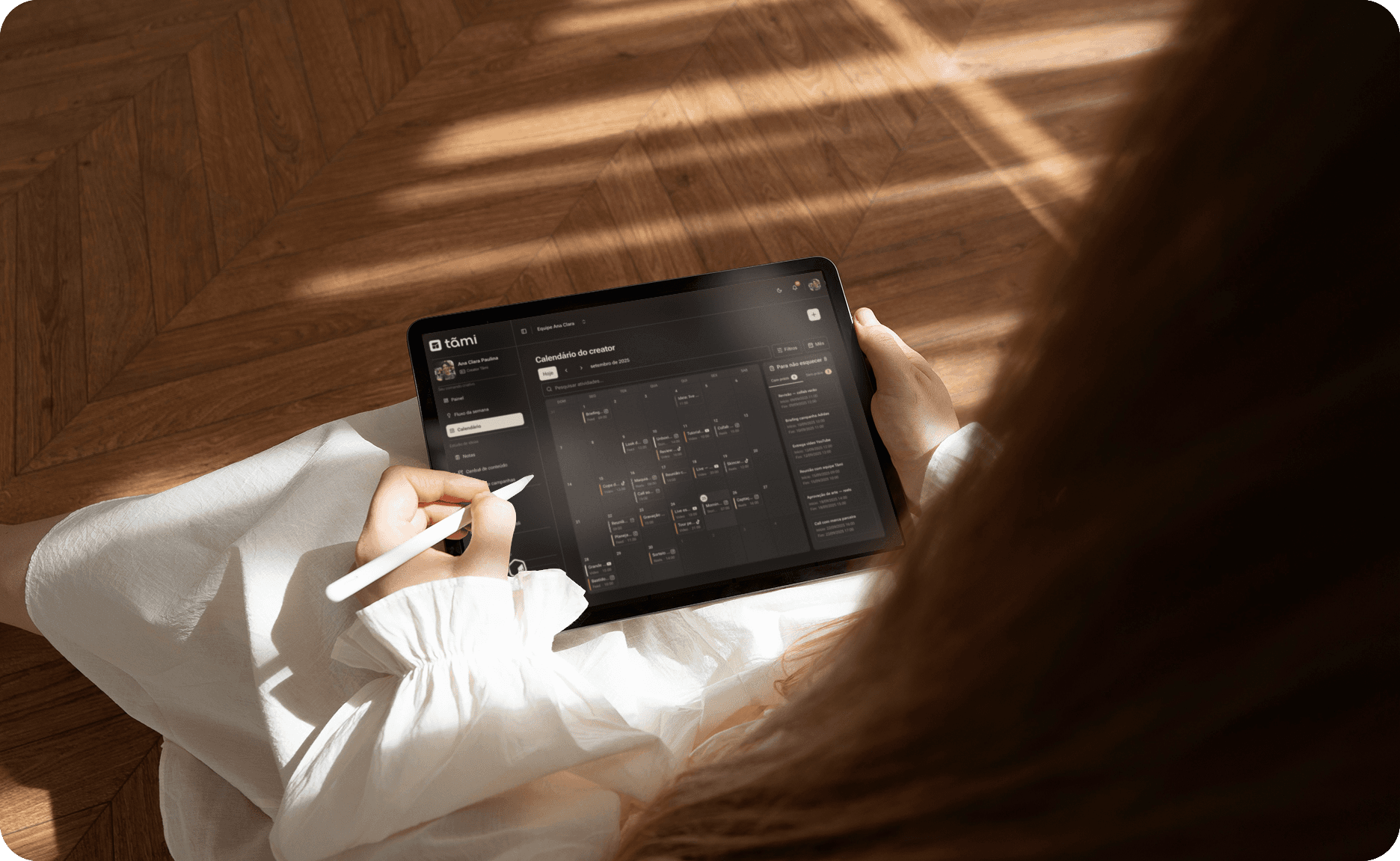 Pessoa trabalhando com iPad mostrando o calendário do creator no Tãmi
